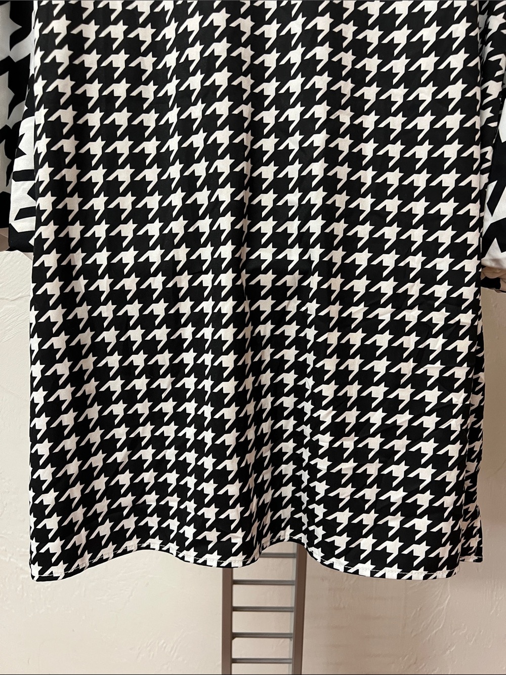 Eloquii Black and White Houndstooth Button-Down Puff Sleeve Blouse Size 24 - Picture 10 of 16